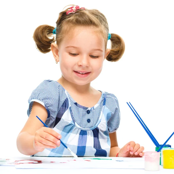 Menina está pintando com guache — Fotografia de Stock