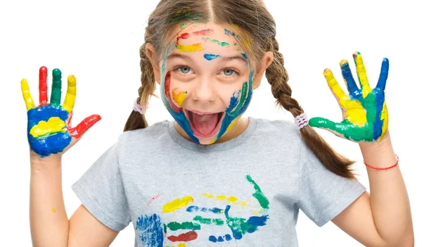 Retrato de uma menina bonita brincando com tintas — Fotografia de Stock