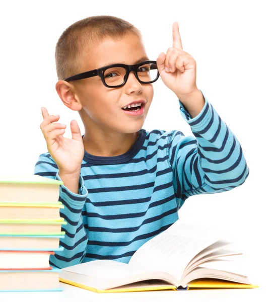 Kleine jongen is het lezen van een boek — Stockfoto