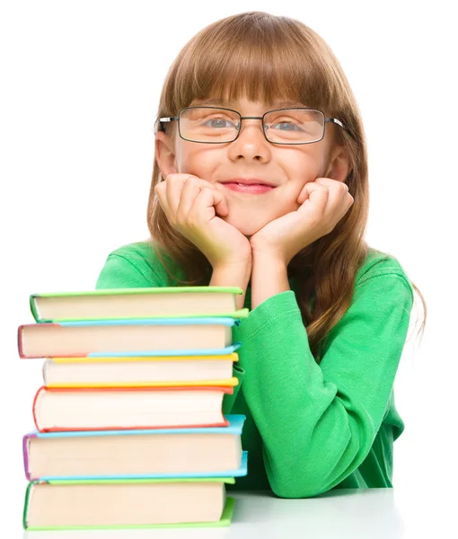 Menina está lendo um livro — Fotografia de Stock