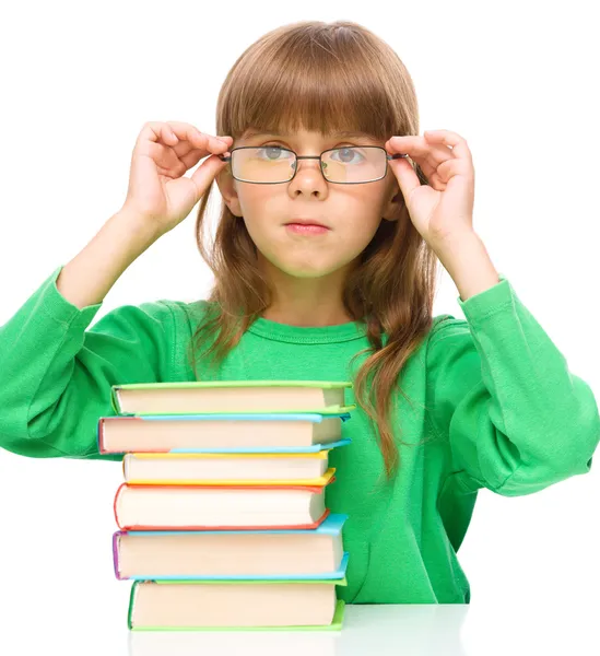 Menina está lendo um livro — Fotografia de Stock