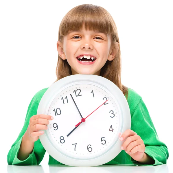 Kleines Mädchen hält große Uhr — Stockfoto