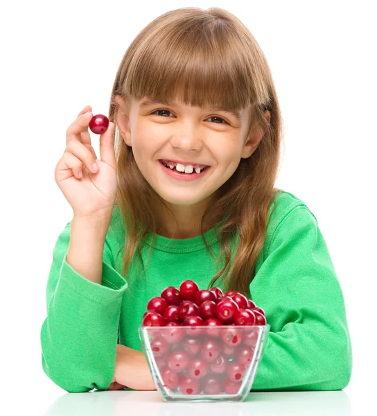 Ragazza carina sta mangiando ciliegie — Foto Stock