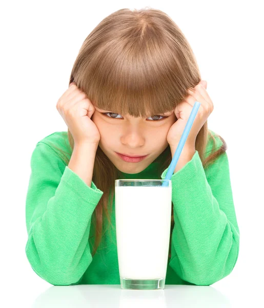 Gloomy little girl doesn't want to drink milk — Zdjęcie stockowe