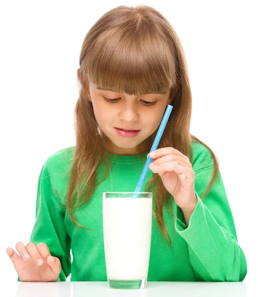 Gloomy little girl doesn't want to drink milk — Stock Photo, Image