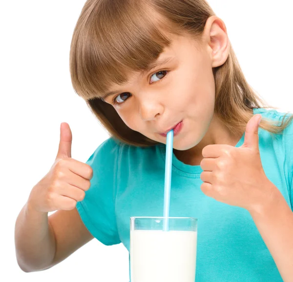 Niedliches kleines Mädchen mit einem Glas Milch — Stockfoto