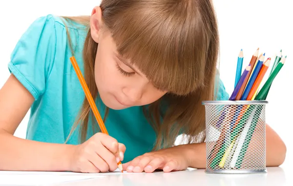 Menina está desenhando usando lápis — Fotografia de Stock