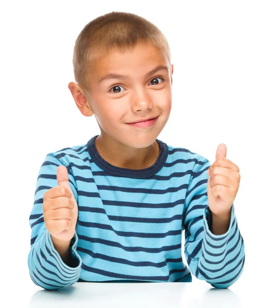 Retrato de un lindo chico mostrando el pulgar hacia arriba signo —  Fotos de Stock