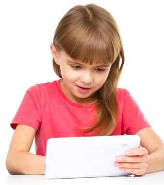 genç kız tablet kullanma