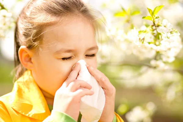 Little girl is blowing her nose — Stock Photo, Image