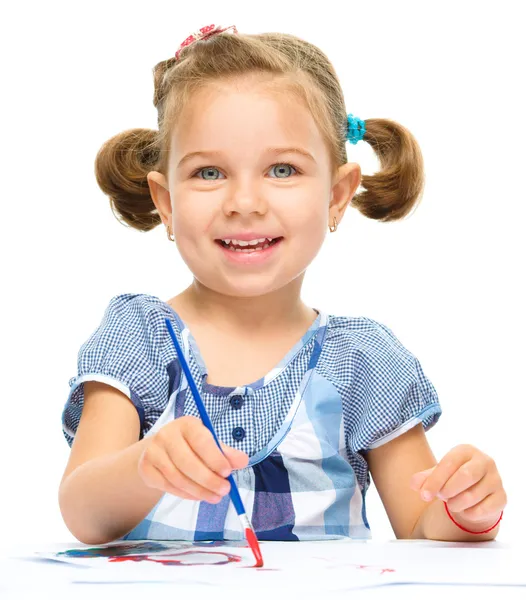 Menina está pintando com guache — Fotografia de Stock