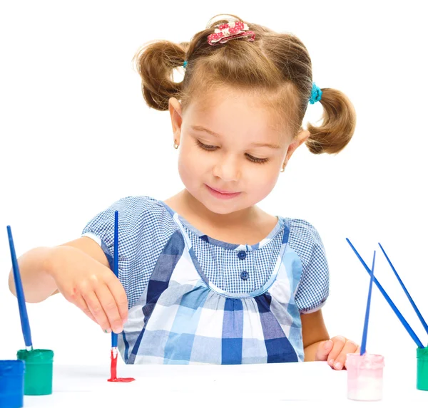 Niña está pintando con gouache —  Fotos de Stock