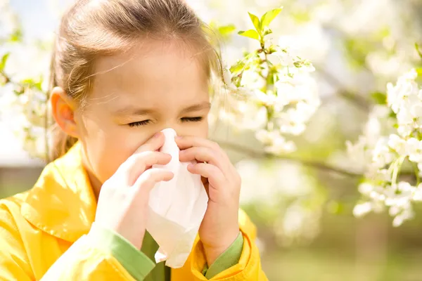 Little girl is blowing her nose — Stock Photo, Image