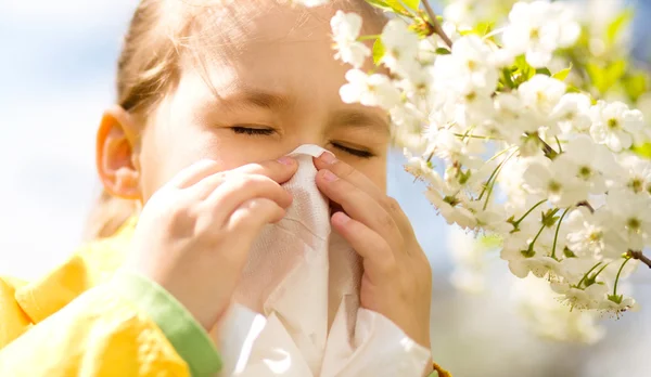 Gadis kecil meniup hidungnya — Stok Foto