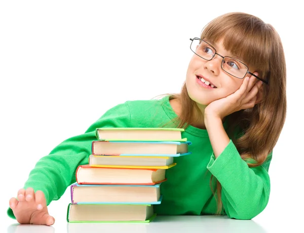 Junges Mädchen träumt beim Lesen von Buch — Stockfoto