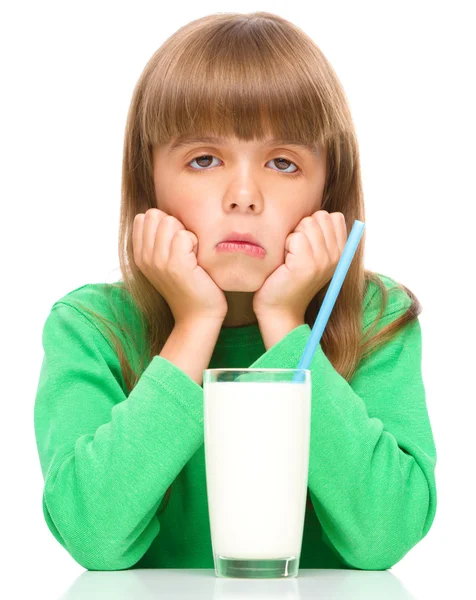 Gloomy little girl doesn't want to drink milk — Stok fotoğraf