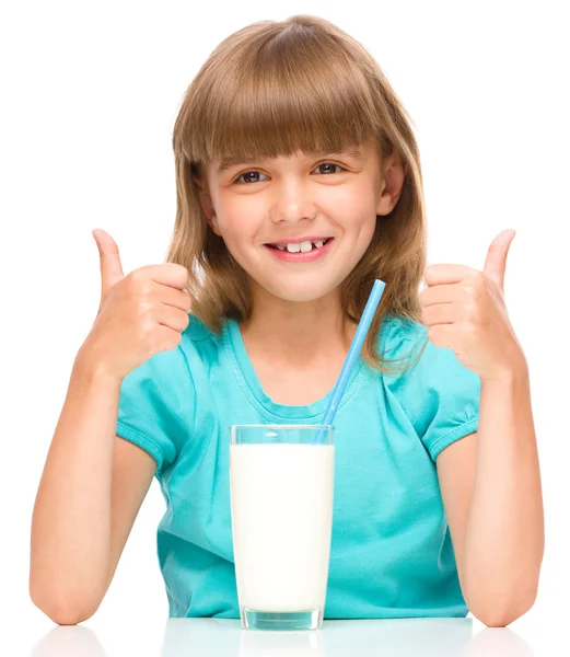 Mignonne petite fille avec un verre de lait — Photo