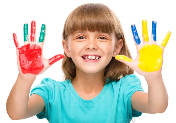 Retrato de una linda chica jugando con pinturas — Foto de Stock