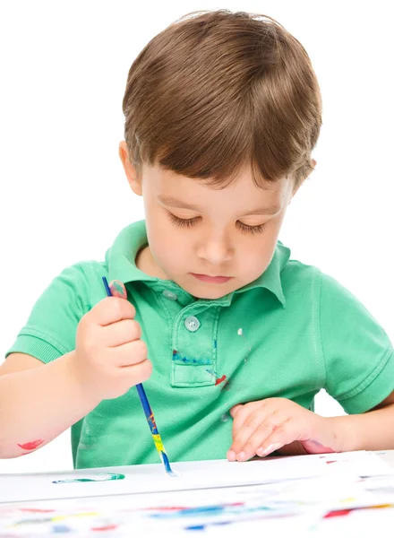 Menino está brincando com tintas — Fotografia de Stock