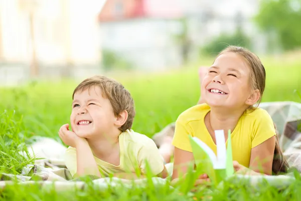 Little girl and boy are playing outdoors — Stock Photo, Image