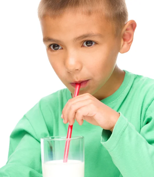 Netter kleiner Junge mit einem Glas Milch — Stockfoto