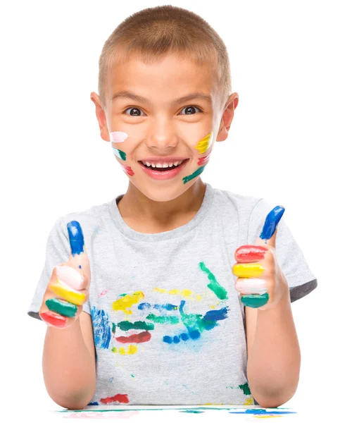 Portrét roztomilý chlapec hraje s barvami — Stock fotografie