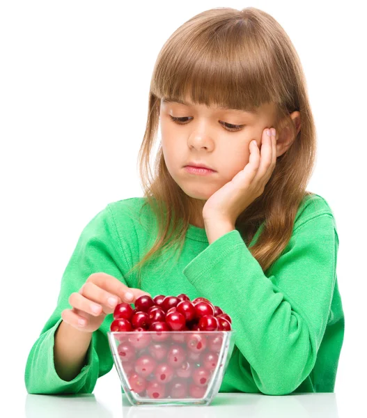 Roztomilá dívka nechce jíst třešně — Stock fotografie
