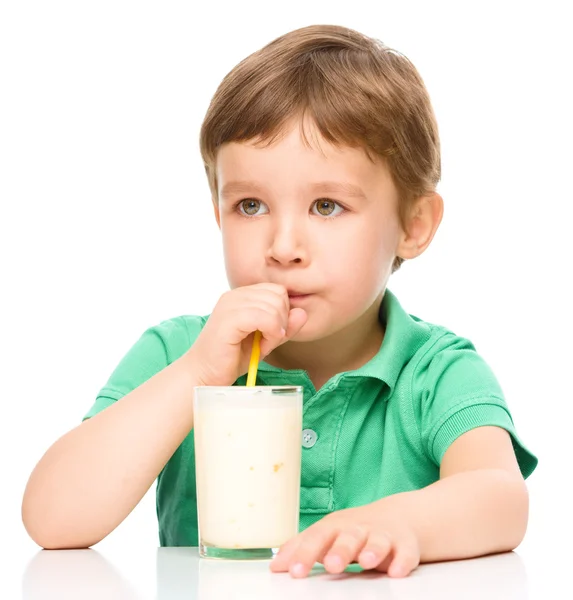 Χαριτωμένο μικρό αγόρι με ένα ποτήρι γάλα — Φωτογραφία Αρχείου