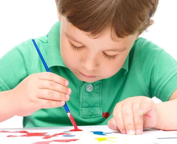 Kleiner Junge spielt mit Farben — Stockfoto