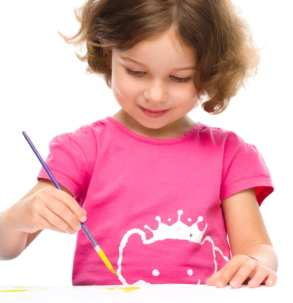 Маленькая девочка рисует гуашью — стоковое фото