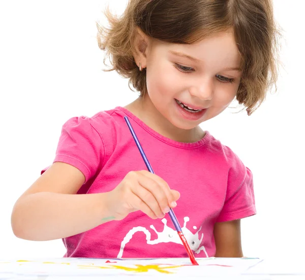 Klein meisje is schilderen met gouache — Stockfoto