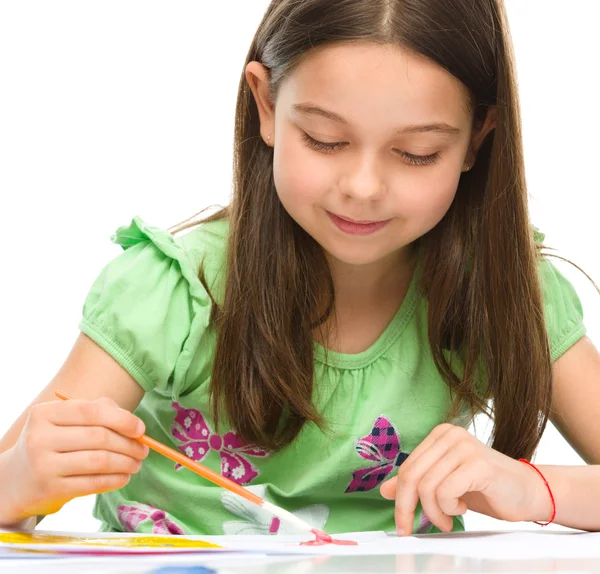 Menina está pintando com guache — Fotografia de Stock