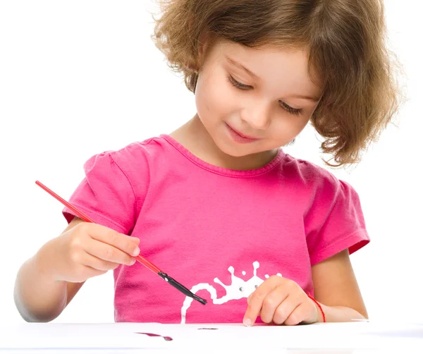 Menina está pintando com guache — Fotografia de Stock