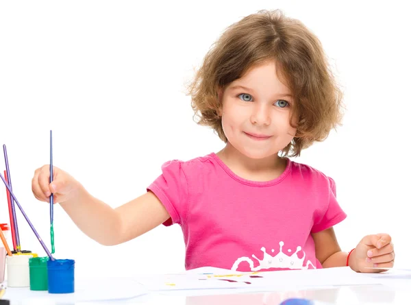 Menina está pintando com guache — Fotografia de Stock