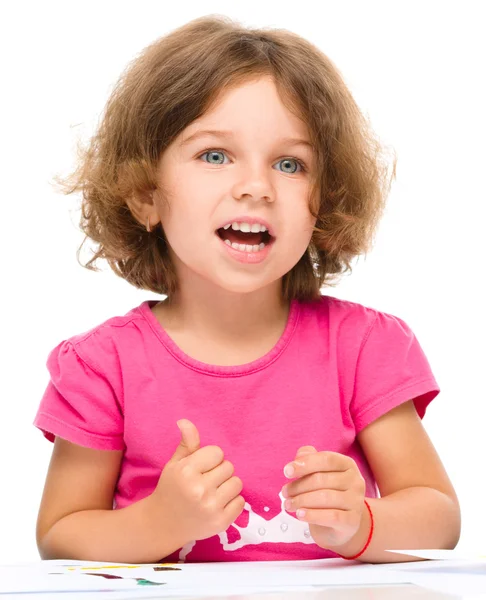 小さな女の子はガッシュで塗装します。 — ストック写真