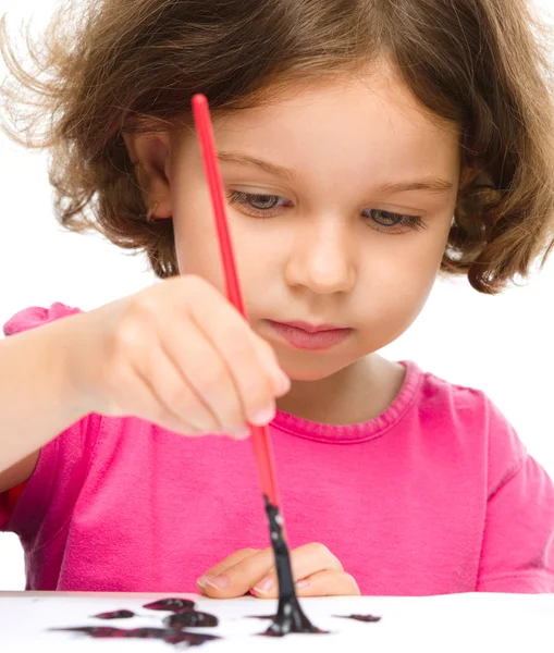 Klein meisje is schilderen met gouache — Stockfoto