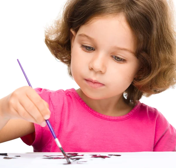 Klein meisje is schilderen met gouache — Stockfoto