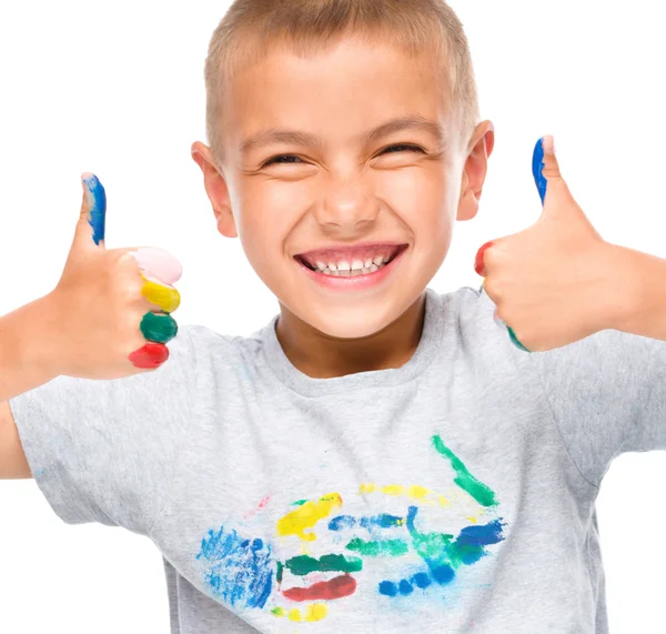 Retrato de um menino bonito brincando com tintas — Fotografia de Stock