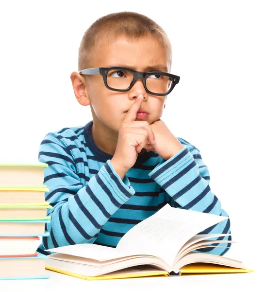 Menino está lendo um livro — Fotografia de Stock