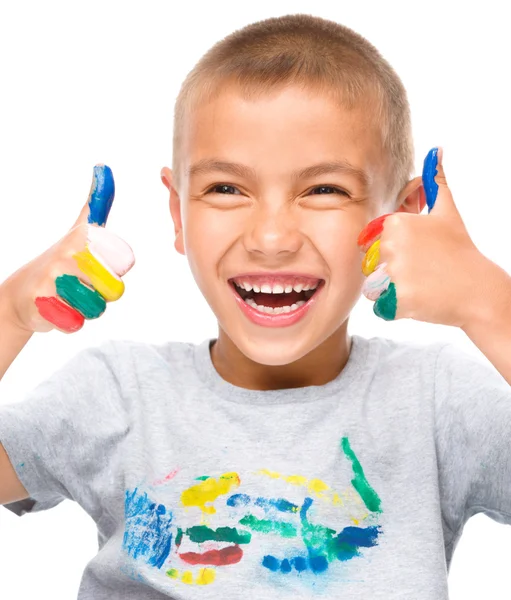 Egy aranyos fiú játék festékek a portréja — Stock Fotó