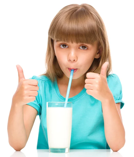 Niedliches kleines Mädchen mit einem Glas Milch — Stockfoto