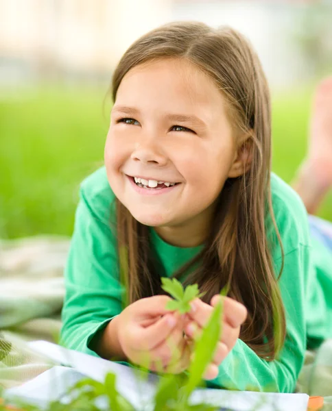 Porträt eines kleinen Mädchens auf grünem Gras liegend — Stockfoto