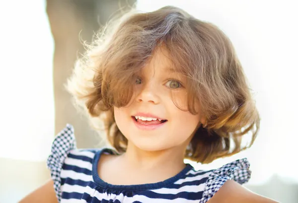 Nettes kleines Mädchen spielt auf Spielplatz — Stockfoto