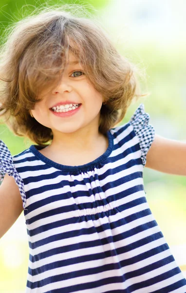 Portret van een schattig klein meisje — Stockfoto