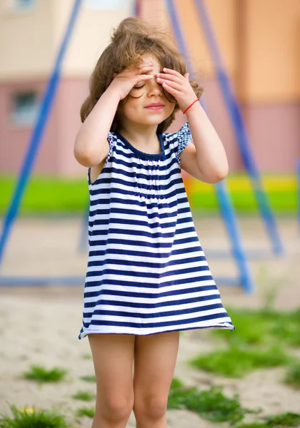 Sevimli küçük kız oyun alanında oynuyor — Stok fotoğraf