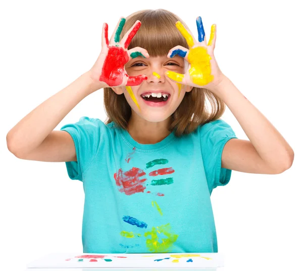 Porträt eines süßen Mädchens, das mit Farben spielt — Stockfoto