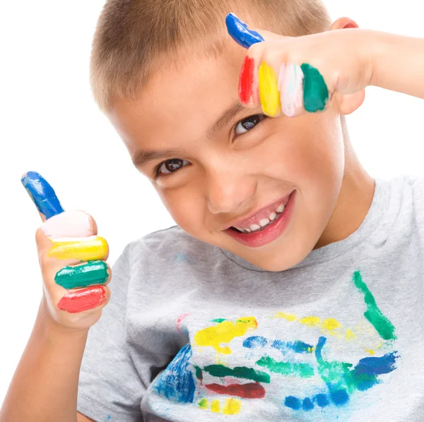 Boyalar ile oynarken sevimli bir çocuk portresi — Stok fotoğraf