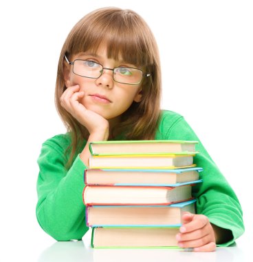 küçük kız bir kitap okuma