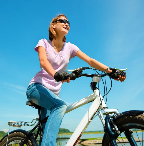 Mujer joven está sentada en su bicicleta —  Fotos de Stock