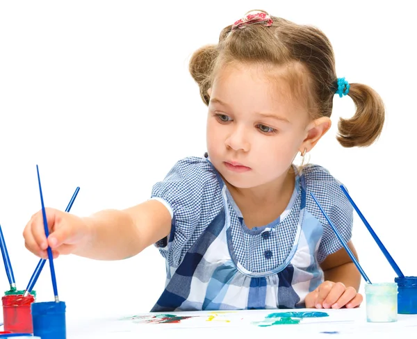 Kleines Mädchen malt mit Gouache — Stockfoto